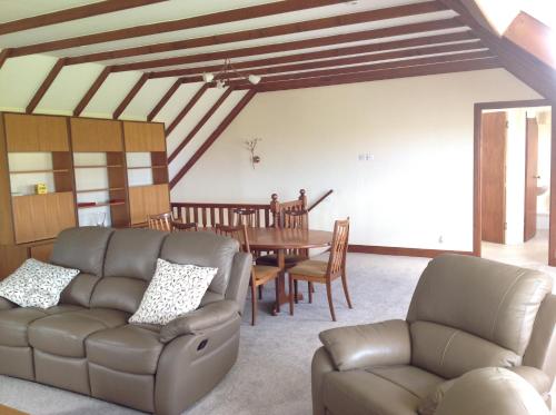 特维德上游的贝里克Stow House的客厅配有沙发和桌子