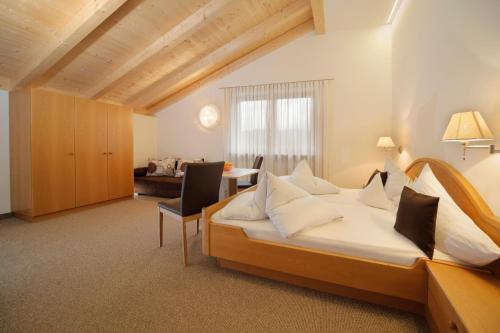 梅拉诺Garni Unterhaslerhof的酒店客房配有一张床铺和一张桌子。
