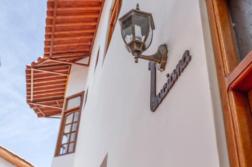 瓦拉斯Hotel & Bungalows Villa Valencia的建筑物一侧的街道灯