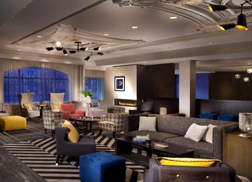 波士顿Hotel Commonwealth的酒店大堂设有沙发和椅子