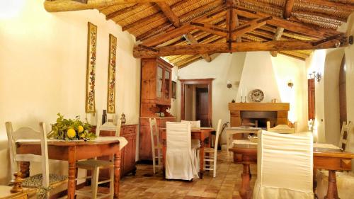 巴鲁米尼Il Borgo dell'Arcangelo的一间带桌椅的用餐室和一间厨房