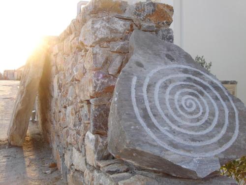 伊拉克利亚岛Speires suites的石墙上螺旋的石头雕塑