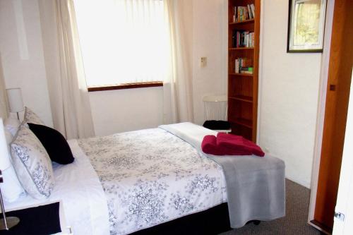 珀斯卡纳达-航道公寓的一间卧室设有一张床和一个书架