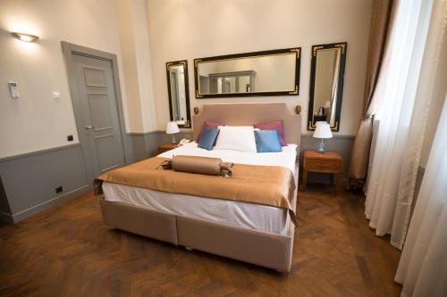 巴库七间客房精品酒店的一间卧室配有一张大床和镜子