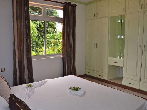 普拉兰维恩别墅的一间卧室设有一张床和一个窗口