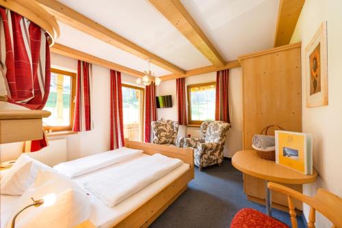 奥贝劳Hotel Landhaus Marchfeld的一间卧室配有一张床和一张书桌