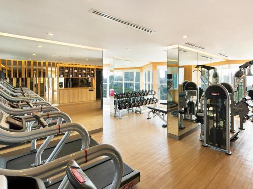 吉隆坡豪亚酒店式公寓 - 远东酒店集团旗下的健身中心和/或健身设施