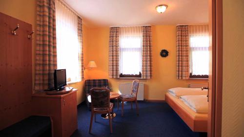 策拉-梅利斯索尔斯塔德特酒店的酒店客房设有一间带一张床和一张书桌的卧室