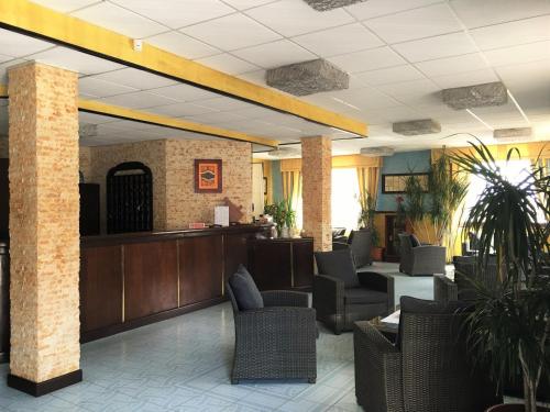 斯库索港唐佩德罗酒店的一个带椅子的等候室和前台