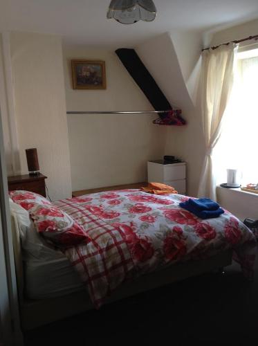 奇平索德伯里The Beaufort Hunt的一间卧室配有一张带红白色棉被的床