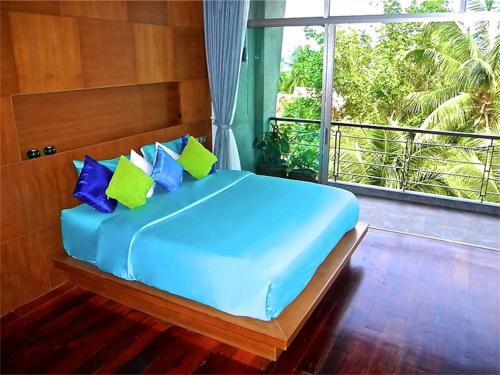 拉威海滩伊娃拉威三卧室私人泳池别墅的一张位于带大窗户的房间内的床铺