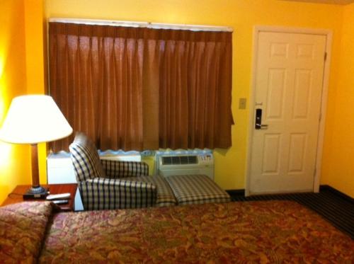 Ashford阿什福德汽车旅馆的酒店的客房 - 带一张床、椅子和窗户
