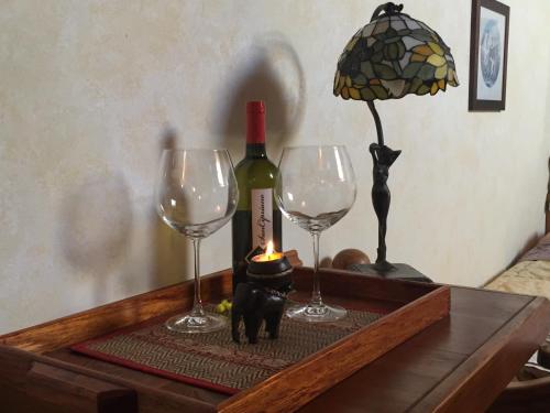 威尼斯丽都特拉马尔拉姑纳住宿加早餐旅馆的一张桌子,上面放着一瓶葡萄酒和两杯酒杯