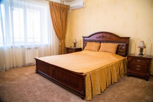 克拉斯诺亚尔斯克Apartment on Vzletnaya, 24a by KrasStalker的一间卧室设有一张大床和一个窗户。