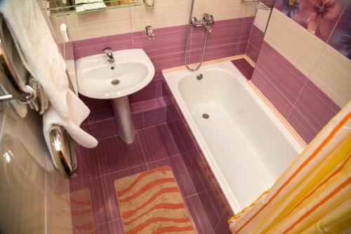 克拉斯诺亚尔斯克Apartment on Shakhterov, 44 by KrasStalker的一间带水槽、浴缸和卫生间的浴室