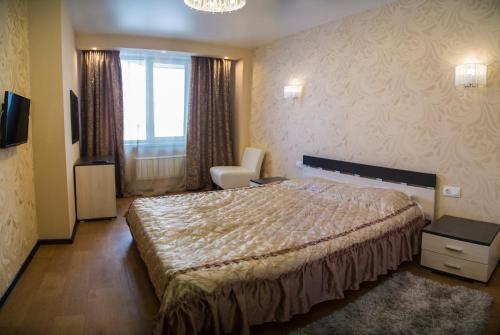 克拉斯诺亚尔斯克Apartment on Shakhterov, 44 by KrasStalker的酒店客房设有床和窗户。