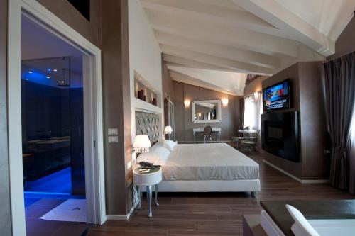 Rodengo Saiano莫格那酒店的一间卧室配有一张床和一台电视。