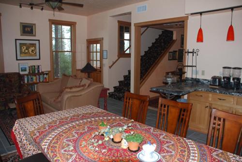 马里波萨Sierra Trails Inn的一间带桌子的客厅和一间带桌子的客厅
