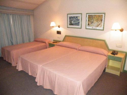 奥伦塞普恩特罗马旅馆的酒店客房,配有两张带粉红色床单的床
