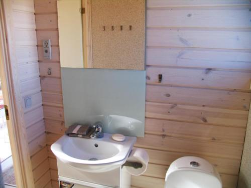 奥斯特赫鲁普卡特加特露营地的浴室配有白色水槽和卫生间。