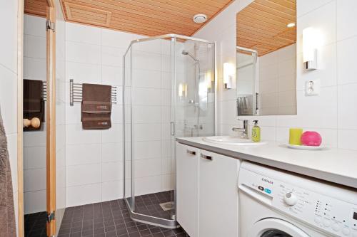 坦佩雷Forenom Serviced Apartments Tampere Pyynikki的带淋浴和洗衣机的浴室