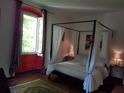 布雷西亚密歇根&莱提住宿加早餐旅馆的一间卧室设有两张床和两个窗户。