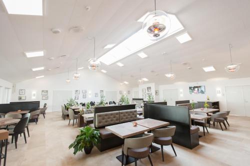 尼克宾法尔斯特法尔斯特岛酒店的用餐室配有桌椅和灯光