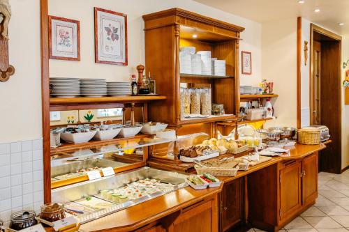 魏登图尔科拉斯克酒店的盛满食物的餐厅里的一个展示箱
