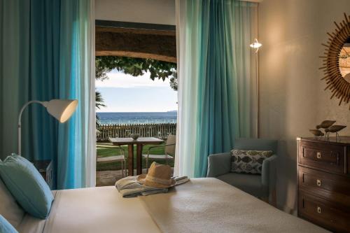 拉克鲁瓦瓦尔梅松树滩酒店的一间卧室配有一张床,享有海景