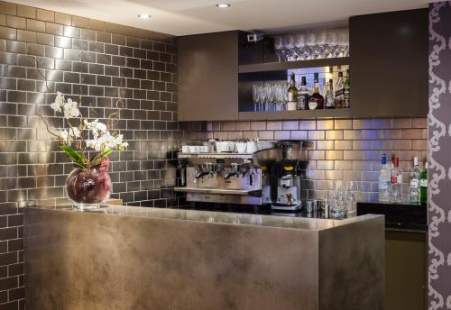亨顿海德酒店的厨房配有带咖啡机的柜台