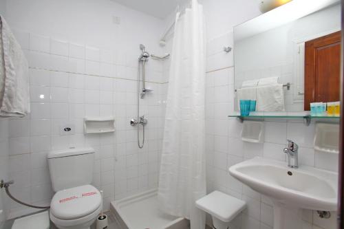 斯科派洛斯安娜丽酒店的白色的浴室设有卫生间和水槽。