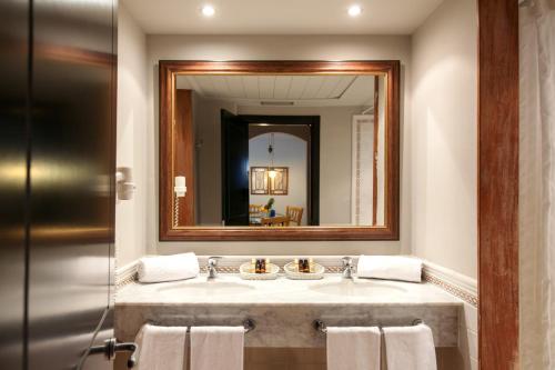 纳瓦拉维拉伯迪公寓式酒店及套房的一间带水槽和镜子的浴室