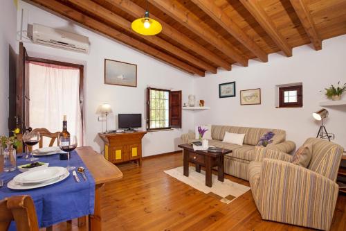 BorgeCortijo Lagar de Luisa的客厅配有沙发和桌子