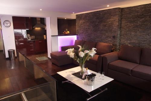 瓦尔堡Residence Aqualiance的客厅配有沙发和鲜花桌