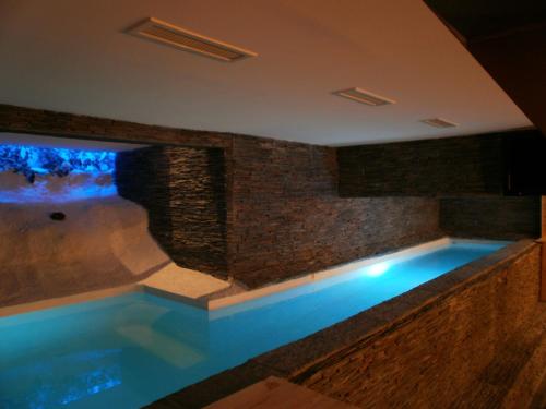 瓦尔堡Residence Aqualiance的一座房子内的一个游泳池,配有浴缸