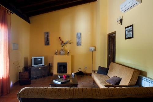 HorcajoRamajal Rural的带沙发和电视的客厅