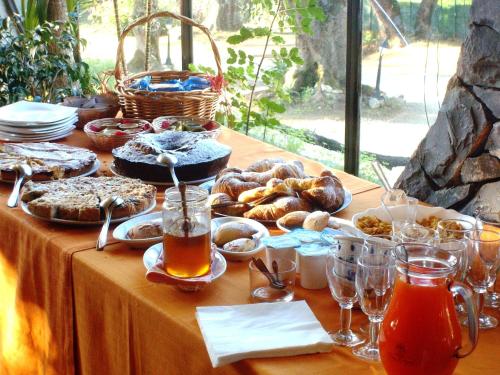卡梅罗塔码头奇伦托公园酒店的一张桌子上放着食物和饮料,还有面包