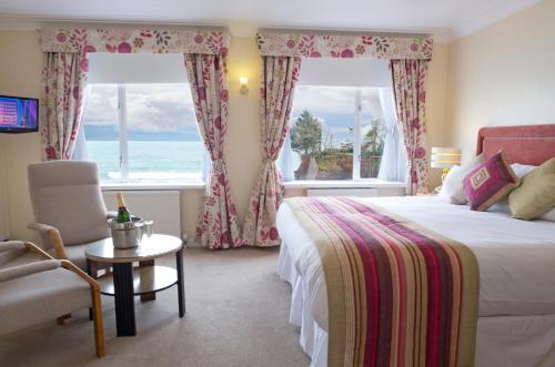 托基Livermead Cliff Hotel的卧室配有床、椅子和窗户。