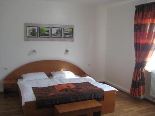 布利斯卡斯特尔Bliestal Hotel的一间卧室配有一张带木制床头板的床