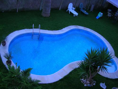 桑卢卡尔-德巴拉梅达德门丘旅馆的享有庭院游泳池的顶部景色