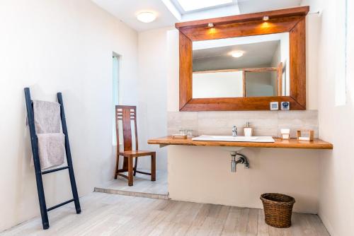 布纳肯布纳肯恰恰自然度假酒店的一间带水槽和镜子的浴室