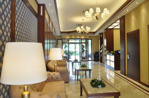 德布勒森森特鲁姆酒店的大堂配有沙发、桌子和台灯