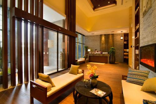 杭州杭州野风君亭酒店的客厅配有沙发和桌子