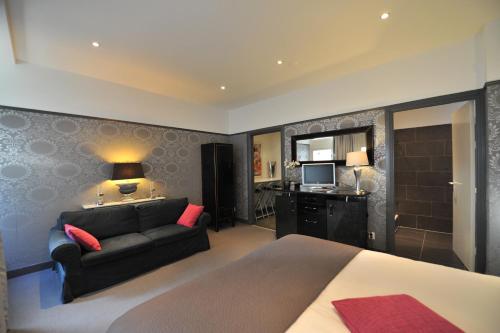 阿姆斯特丹阿姆斯特丹波斯特霍恩酒店的一间卧室配有一张床和一张沙发