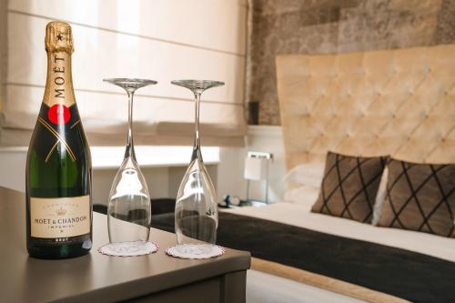 罗马DC Collection Spagna的卧室桌子上放着两瓶香槟