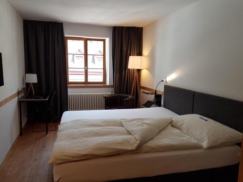 巴塞尔East West Hotel Basel的一间卧室设有一张大床和一个窗户。