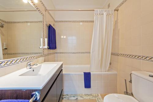 阿尔布费拉巴拉亚马酒店的一间带水槽、浴缸和卫生间的浴室
