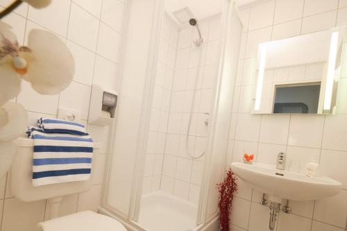 汉堡库克皮特酒店的带淋浴、卫生间和盥洗盆的浴室