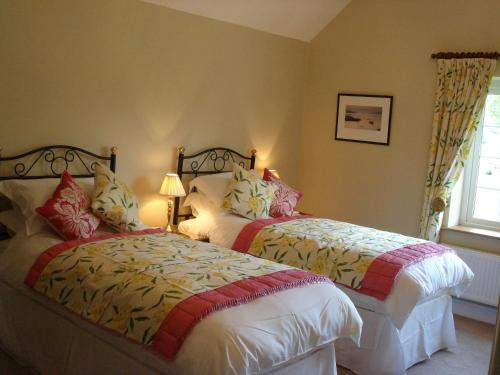 哈佛威斯特帕多克酒店的一间卧室设有两张床和窗户。