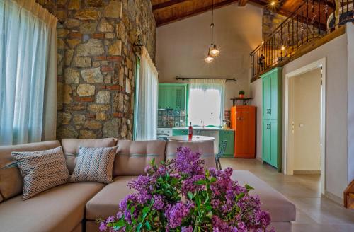 沃尔沃罗Mediterraneo Luxury Suites Halkidiki的带沙发和石墙的客厅